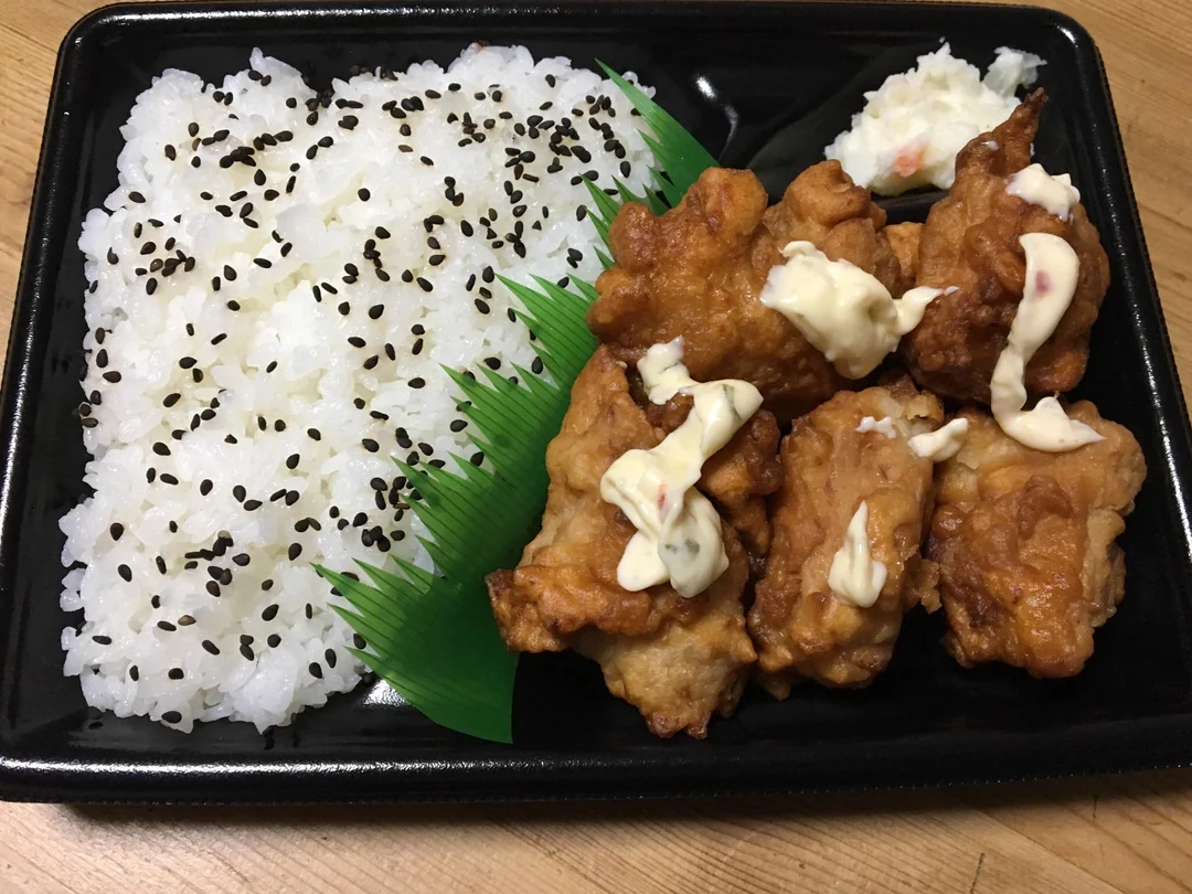 ご飯と一緒に唐揚げや照り焼きチキンなどの鶏肉料理が入った、手軽に食べられるお弁当です。