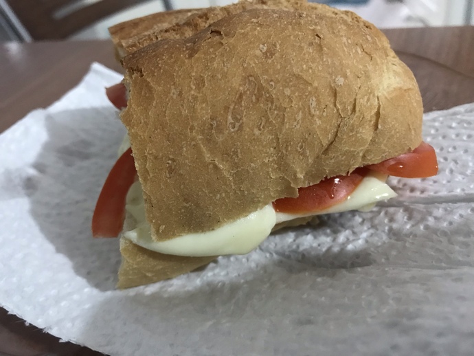 パンにトマト、チーズ、きゅうりとオリーブを挟んだものです。