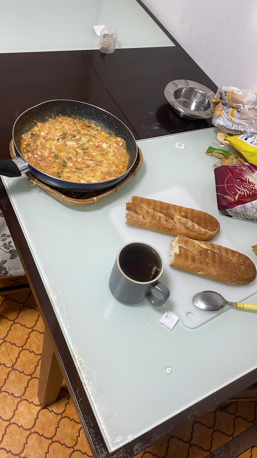 トマト、ピーマン、玉ねぎを炒めて、卵を加えて作るトルコの家庭料理です。