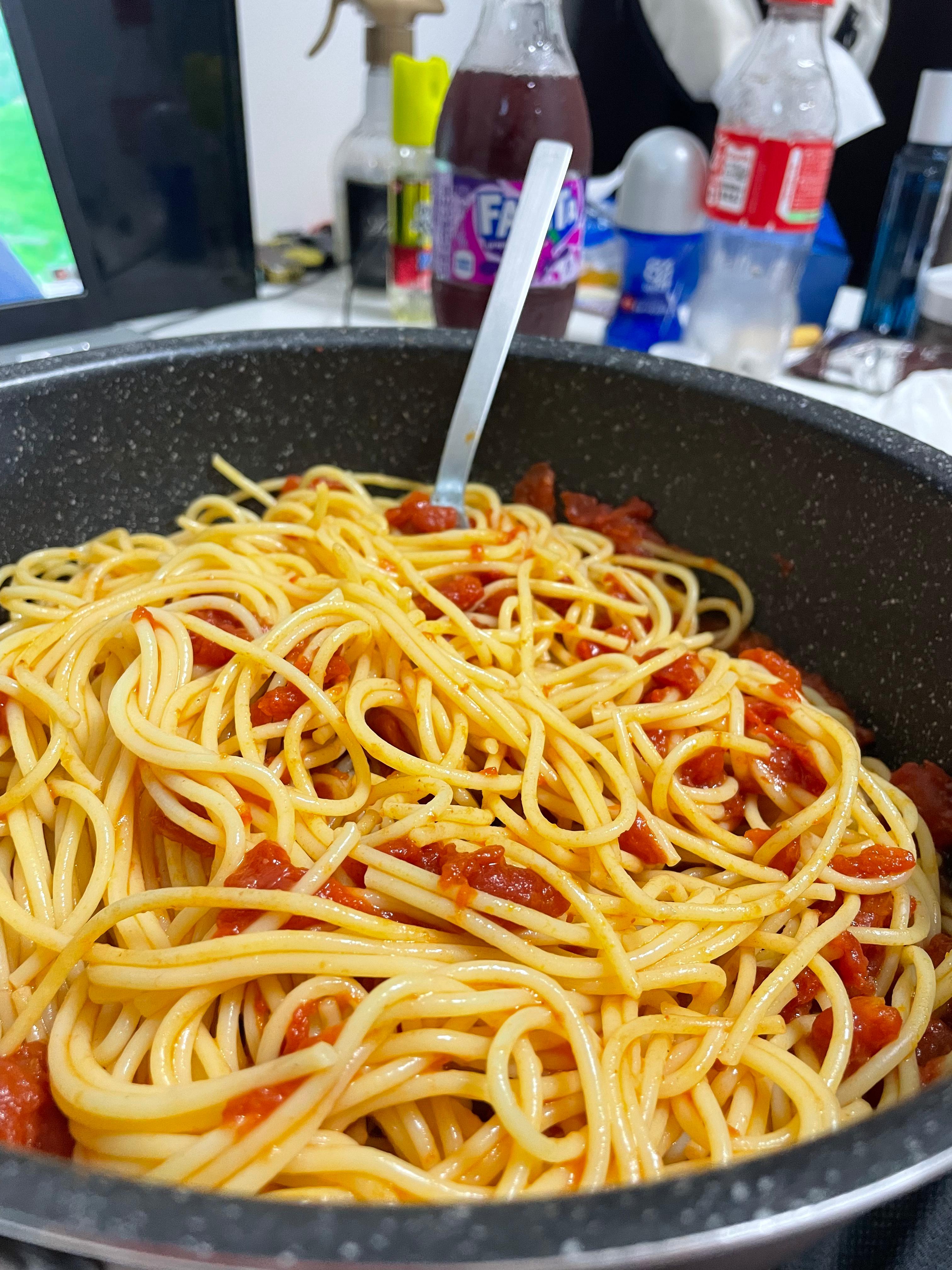 野菜と鶏肉入りの炒めスパゲッティ